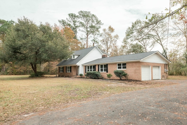 view of front facade featuring a front yard and a garage