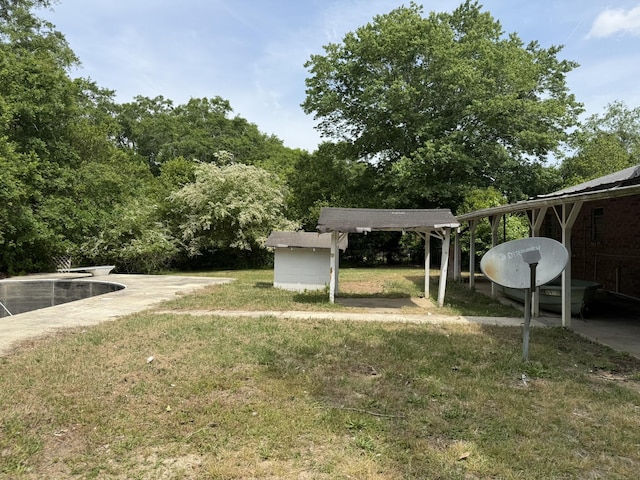 view of yard with an outdoor pool