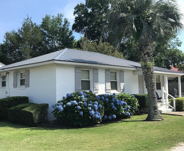 view of front facade featuring a porch and a front yard