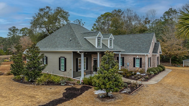 view of front of property featuring a front lawn