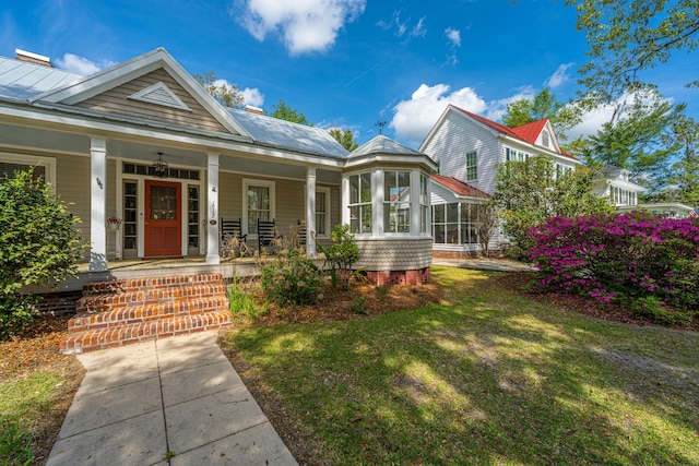 view of front of house featuring a porch and a front lawn