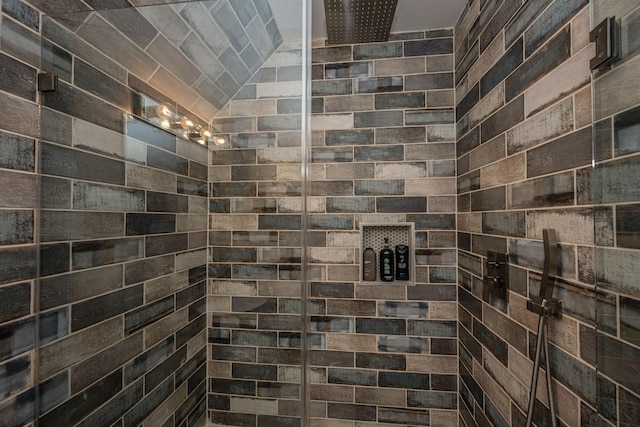 bathroom featuring a tile shower