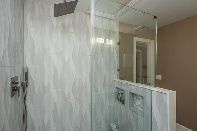 bathroom featuring a tile shower