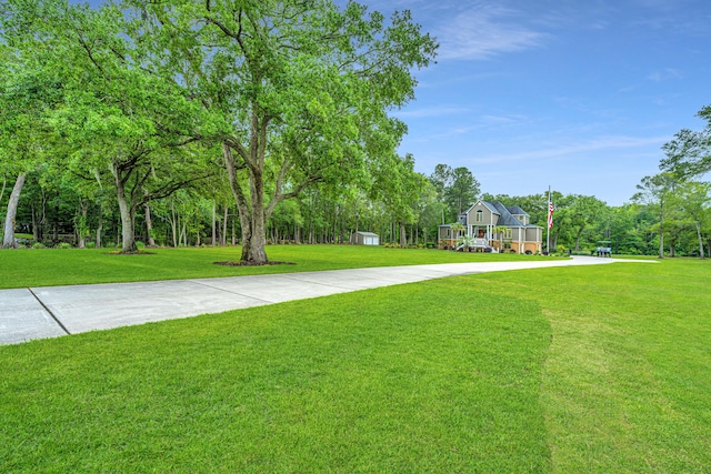 view of property's community featuring a lawn