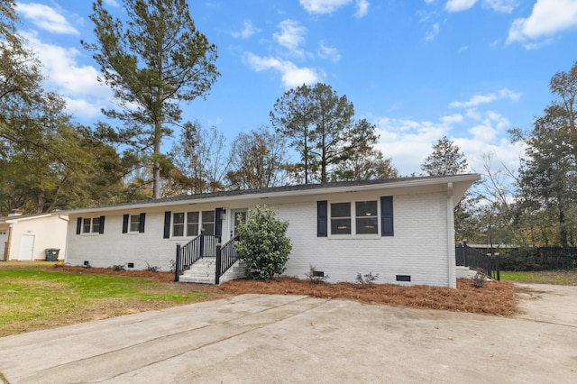 single story home with a front yard