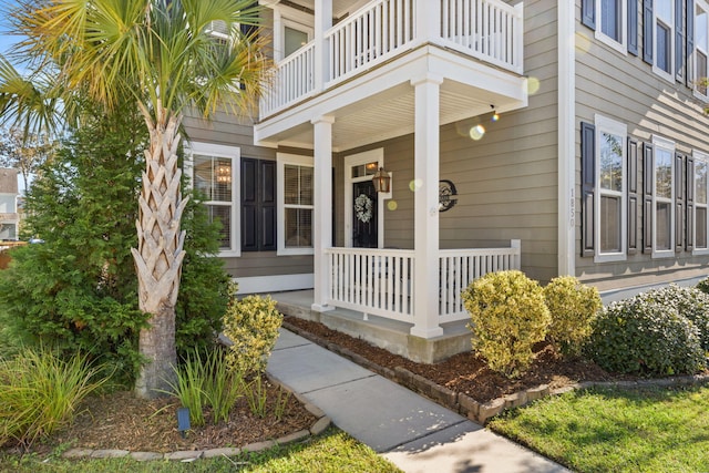 property entrance featuring a porch and a balcony