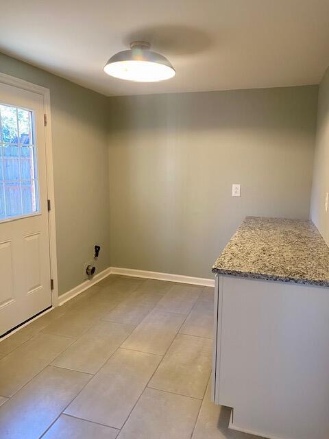 washroom featuring laundry area and baseboards