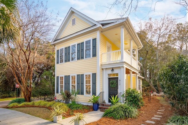 view of front of property featuring a balcony