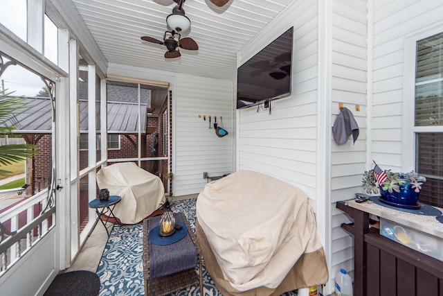 sunroom with ceiling fan