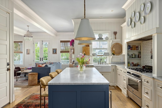 732 Gate Post Dr, Mount Pleasant, SC 29464 - kitchen with high end stainless steel range, light wood-style floors, a breakfast bar area, a kitchen island, and decorative light fixtures