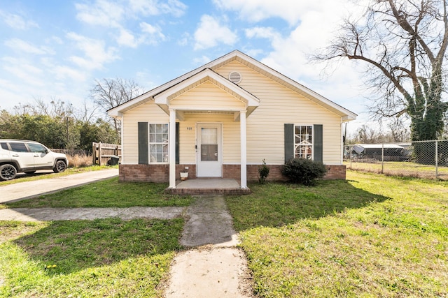 bungalow featuring fence and a front yard