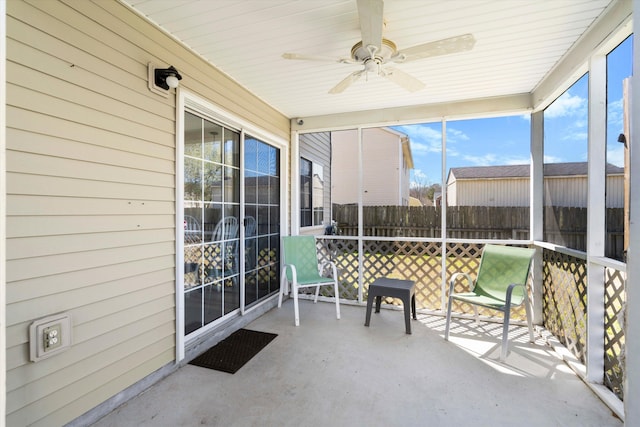 sunroom with ceiling fan