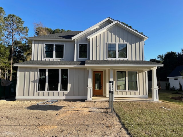 view of front of property featuring a front yard and a porch