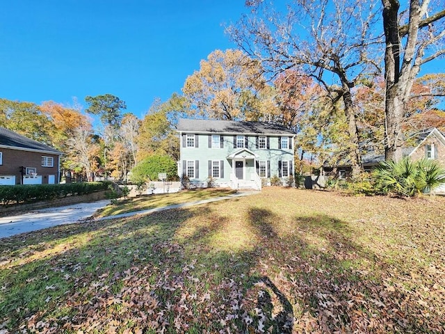 colonial house featuring a front lawn