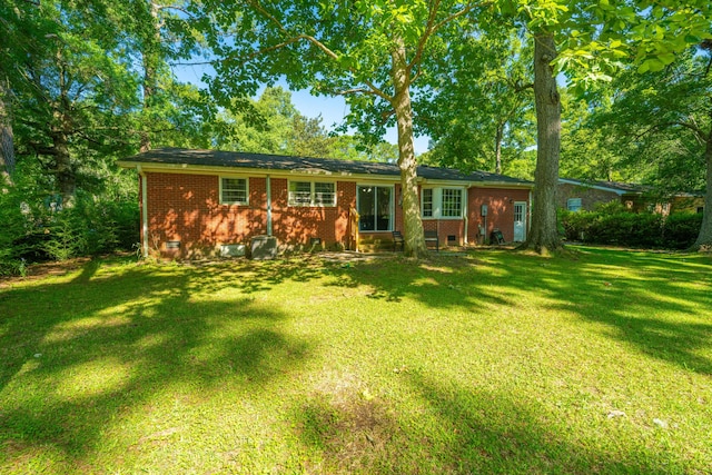 back of house featuring a lawn