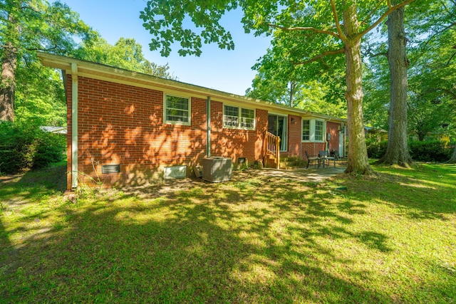 view of front of property with a front yard