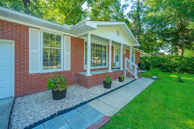 view of front of home featuring a front lawn