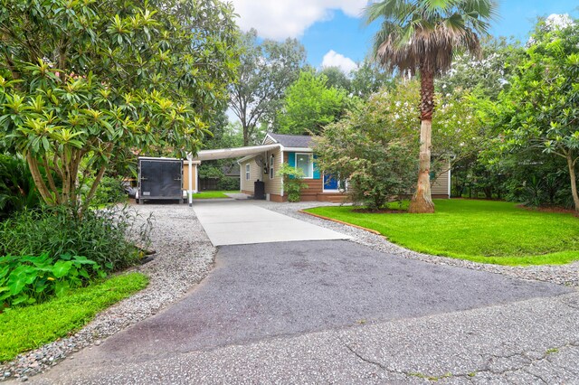 view of front of house featuring a carport and a front lawn