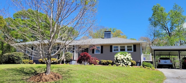 view of front of home with a carport and a front lawn