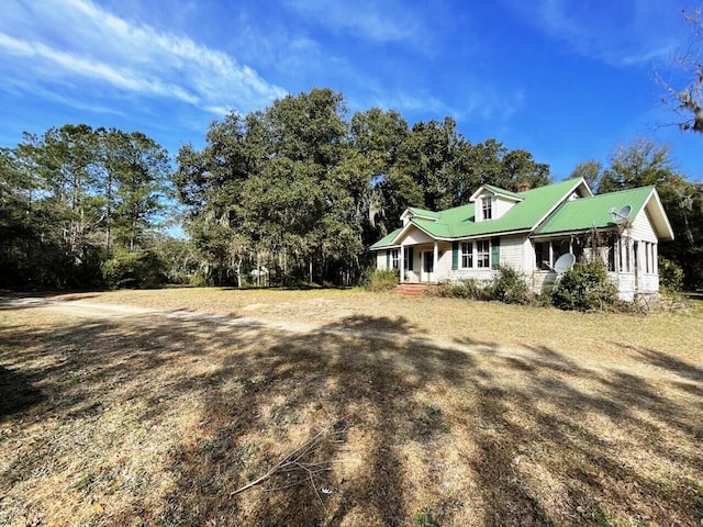 view of yard featuring covered porch