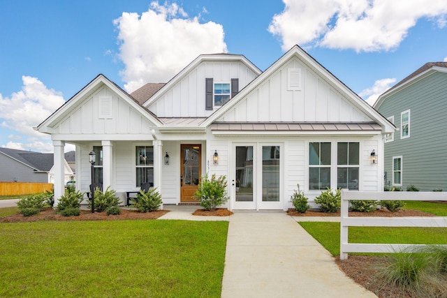 view of front of property featuring a front lawn