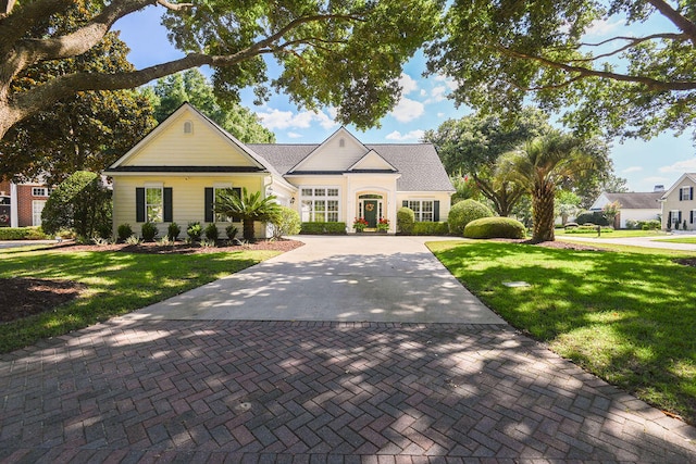 view of front of home featuring a front yard