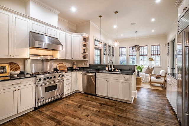 kitchen with kitchen peninsula, decorative light fixtures, stainless steel appliances, and sink