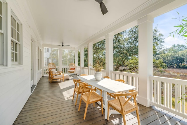 sunroom with ceiling fan