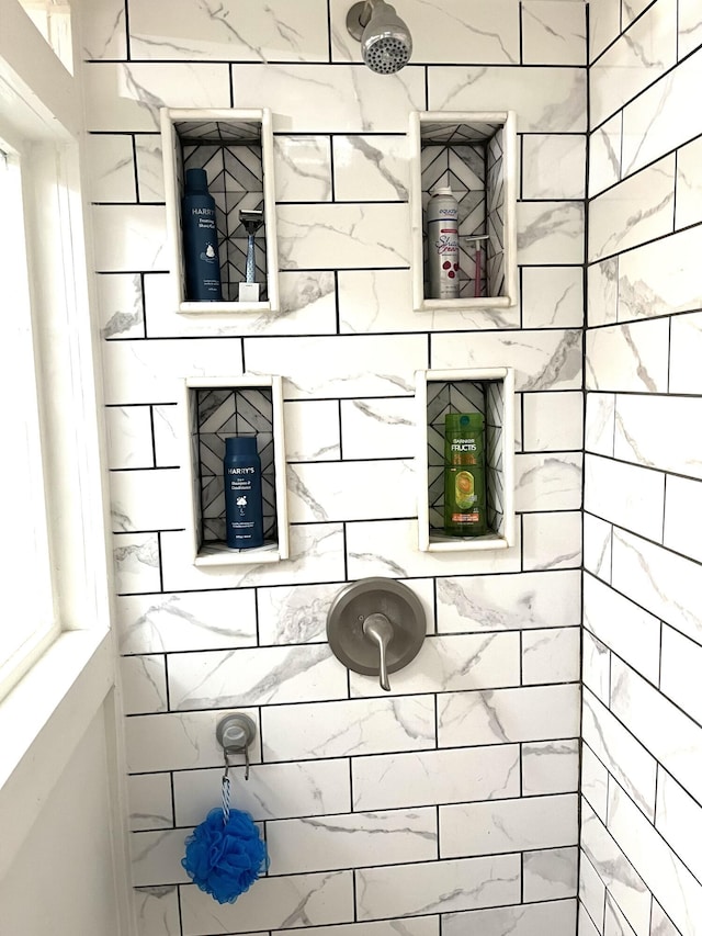 room details featuring a tile shower