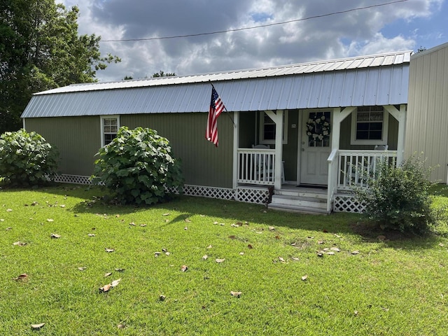 view of front facade featuring a porch and a front yard