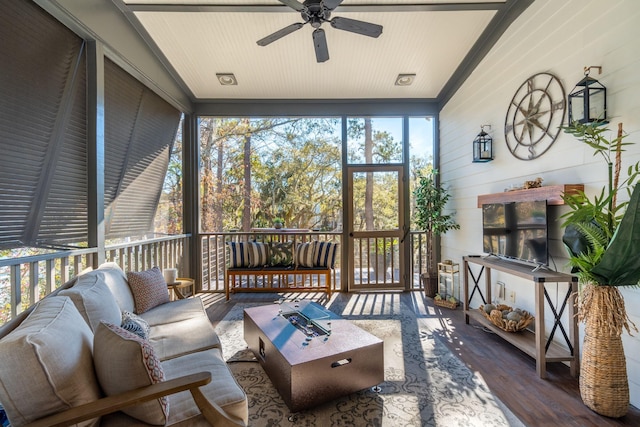 sunroom with ceiling fan