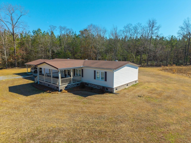 manufactured / mobile home featuring covered porch and a front lawn