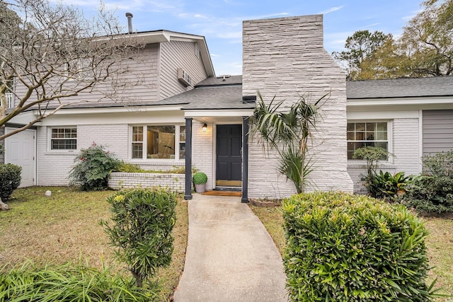 view of front of home featuring a front yard