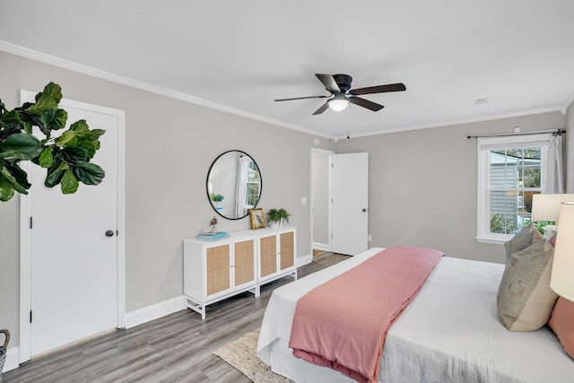 bedroom featuring crown molding, light hardwood / wood-style floors, and ceiling fan