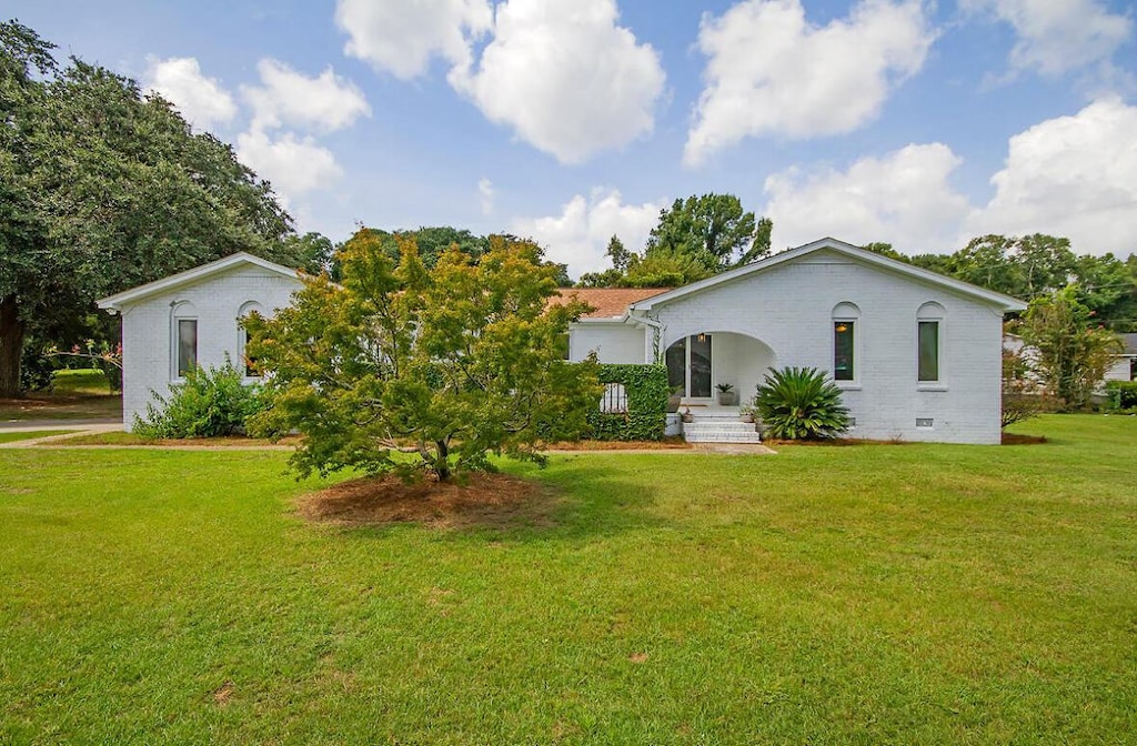 view of front of house featuring a front lawn