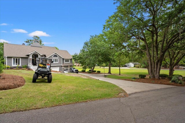 view of front of home featuring a front lawn and driveway