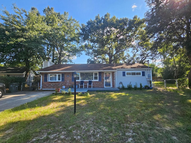 single story home with a front lawn