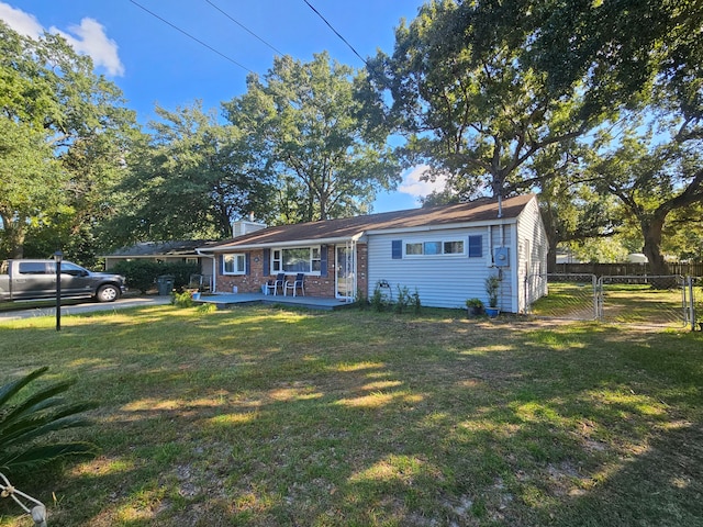 single story home featuring a front lawn