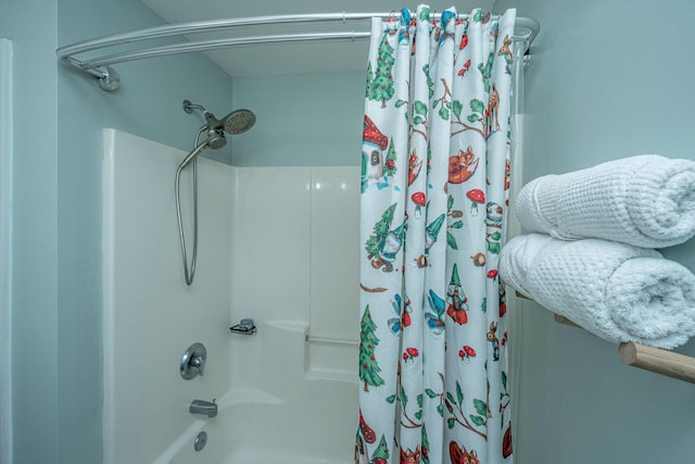 bathroom featuring shower / tub combo with curtain