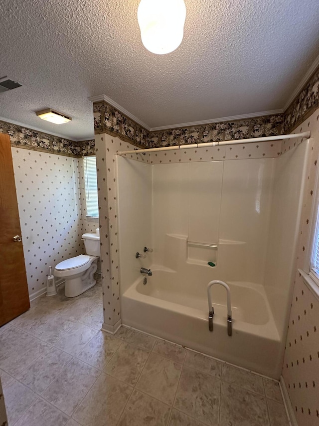7819 Bells Hwy, Ruffin, SC 29475 - bathroom with toilet, bathing tub / shower combination, a textured ceiling, visible vents, and wallpapered walls