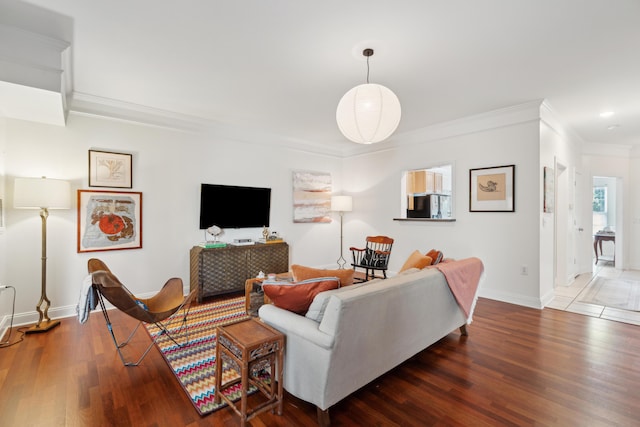 living room with baseboards, recessed lighting, crown molding, and wood finished floors
