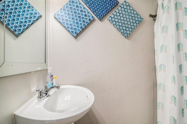 504 W Ashley Ave, Folly Beach, SC 29439 - full bathroom featuring a shower with curtain and gas water heater