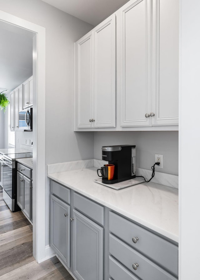 1070 Moss Grove Dr, Moncks Corner, SC 29461 - kitchen featuring stainless steel appliances, gray cabinetry, and light wood finished floors