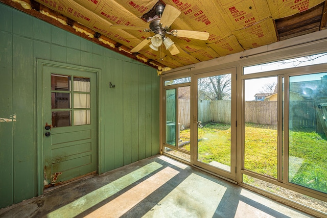 unfurnished sunroom featuring vaulted ceiling and a ceiling fan