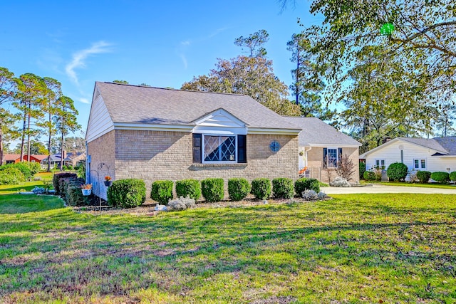 view of front of property featuring a front lawn