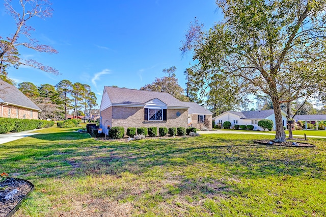 view of front of property featuring a front yard