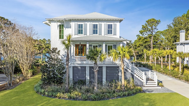 view of front of house featuring a porch and a front yard