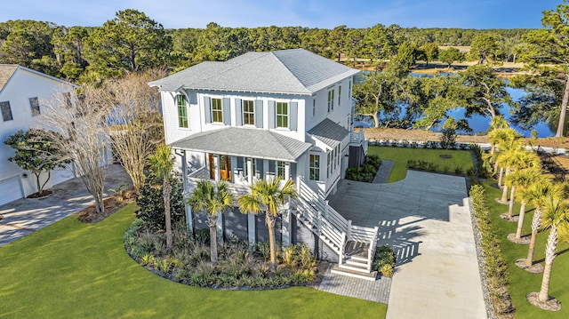 view of front facade featuring a front yard