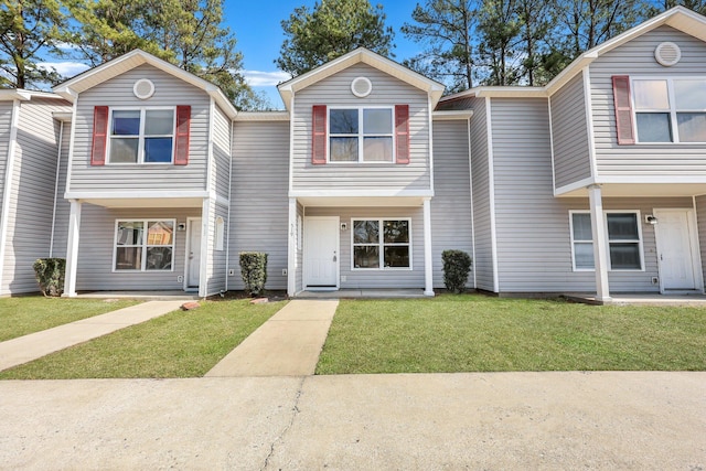 multi unit property featuring a front lawn