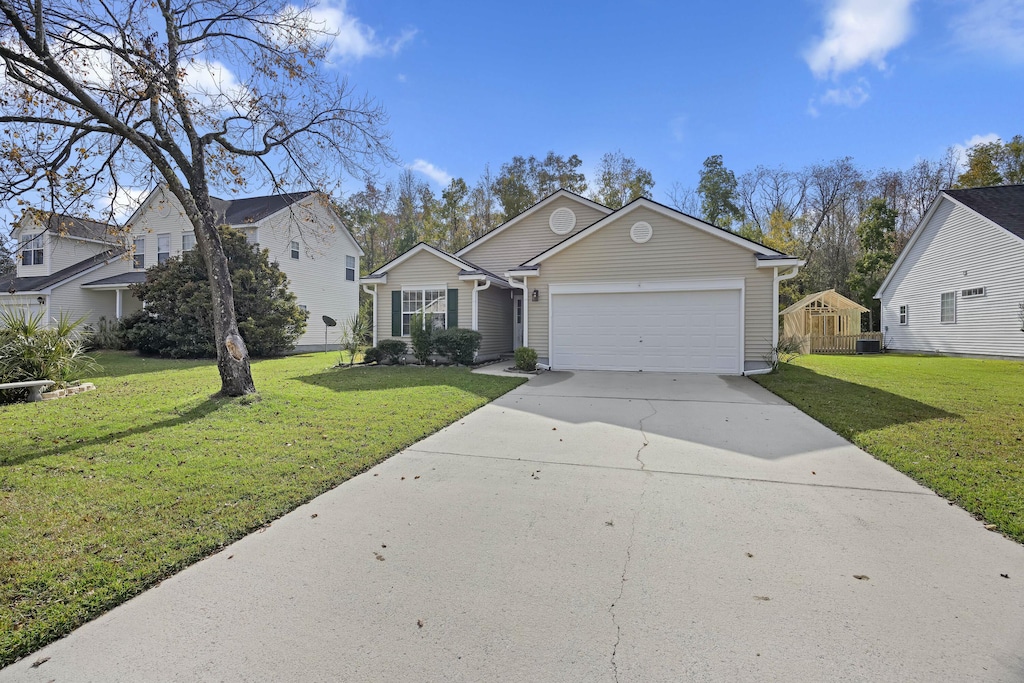 view of front of property featuring a front yard and a garage